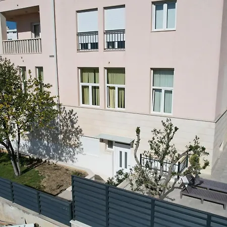Apartments Villa Pjer - Pool & Private Parking Near Beach Znjan * Сплит