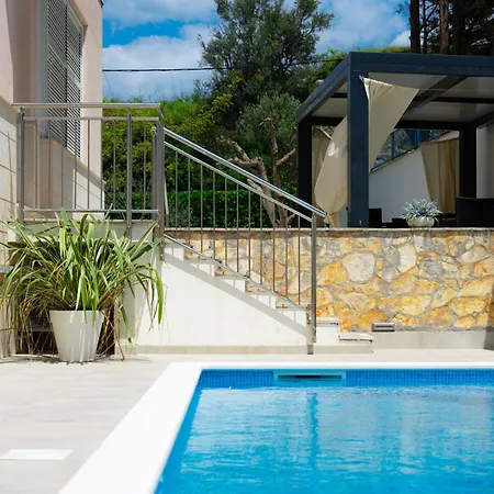 Apartments Villa Pjer - Pool & Private Parking Near Beach Znjan *