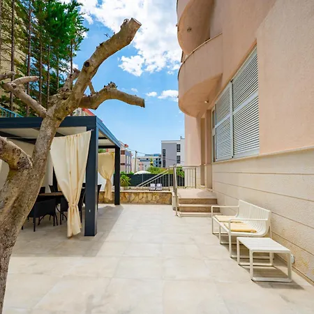 Apartments Villa Pjer - Pool & Private Parking Near Beach Znjan Апартаменты