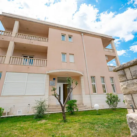 Apartment Apartments Villa Pjer - Pool & Private Parking Near Beach Znjan *