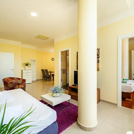 Apartments Villa Pjer - Pool & Private Parking Near Beach Znjan Split