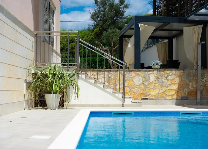 Apartments Villa Pjer - Pool & Private Parking Near Beach Znjan *