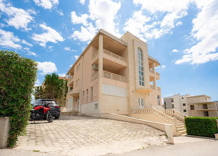 Pjer - Pool & Private Parking Near Znjan Lägenhet *