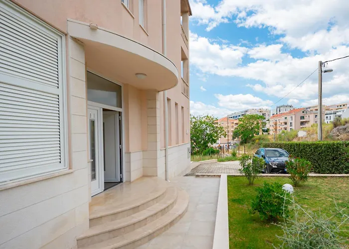 Apartments Villa Pjer - Pool & Private Parking Near Beach Znjan *