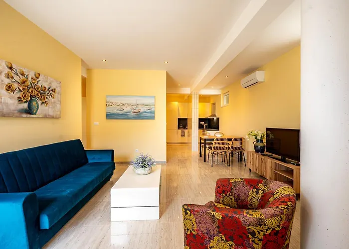 Apartments Villa Pjer - Pool & Private Parking Near Beach Znjan Апартаменты *