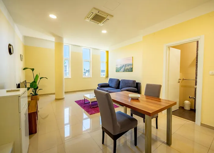 Apartments Villa Pjer - Pool & Private Parking Near Beach Znjan *