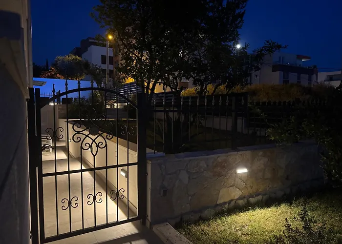 Pjer - Pool & Private Parking Near Znjan Lägenhet Split