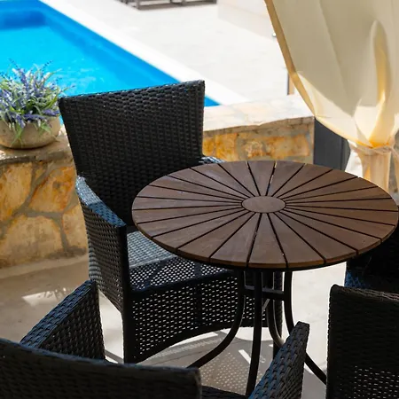 Apartments Villa Pjer - Pool & Private Parking Near Beach Znjan Split