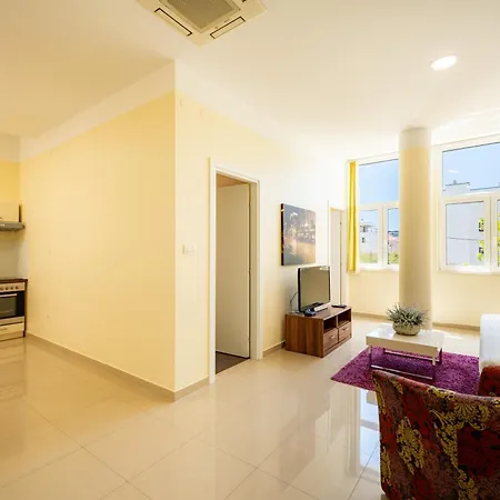 Apartments Villa Pjer - Pool & Private Parking Near Beach Znjan Split