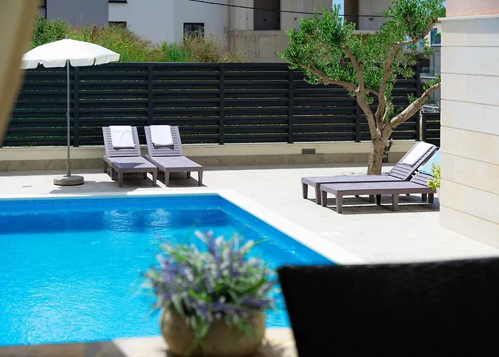 Pjer - Pool & Private Parking Near Znjan Split