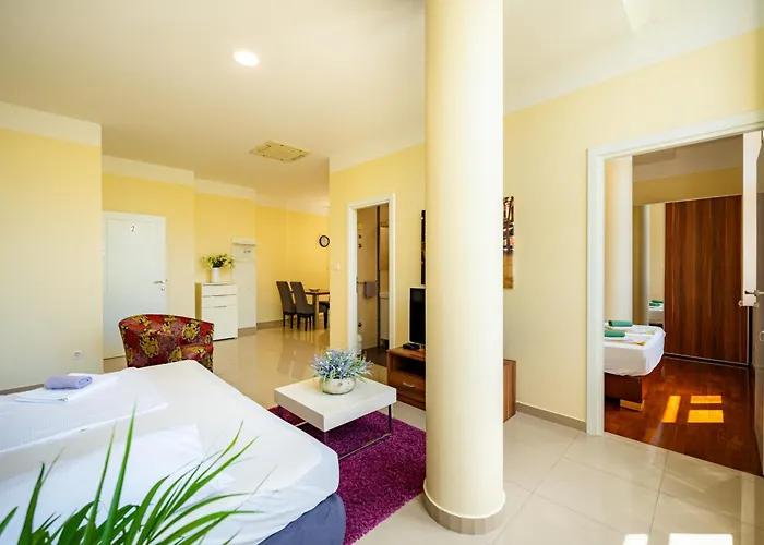 Pjer - Pool & Private Parking Near Znjan Split
